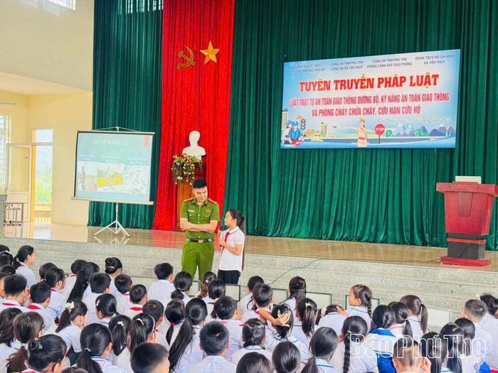Công an xã Yên Thủy tuyên truyền pháp luật cho học sinh trường TH&amp;THCS Phú Lai.