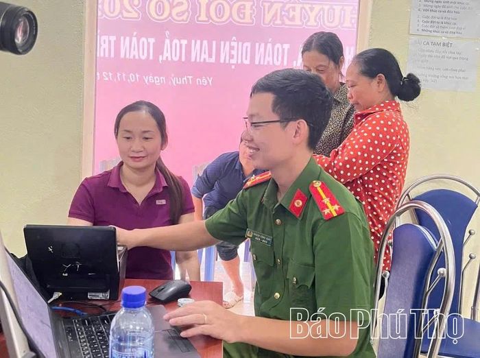 Công an xã Yên Thủy hỗ trợ làm định danh điện tử cho công dân.