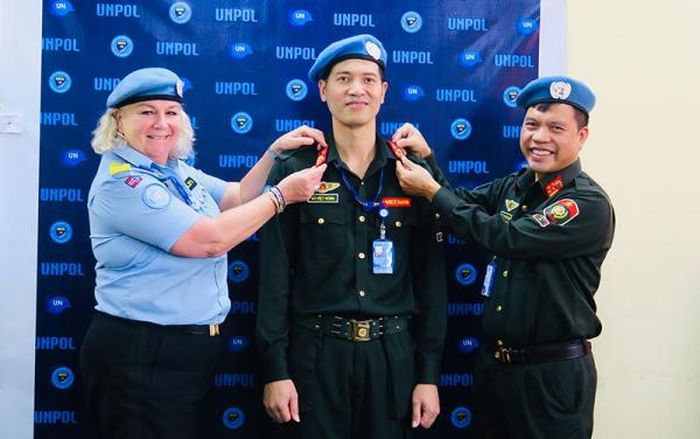Bà Christine Fossen - Tư lệnh Cảnh sát Phái bộ UNMISS và Đại tá Lê Quốc Huy gắn quân hàm Thượng tá cho đồng chí Vũ Việt Hùng tại thủ đô Juba ngày 2/3/2023.