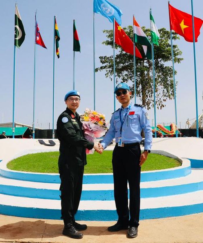 Ông Tất Tỉnh Cương - Tư lệnh Cảnh sát tạm quyền phái bộ UNISFA tại Abyei (bên phải) chúc mừng Trung tá Vũ Trần Thắng được thăng cấp bậc hàm, ngày 29/5/2025.