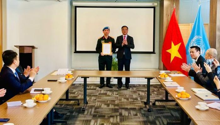 Trung tướng Phạm Thế Tùng - Thứ trưởng Bộ Công an trao quyết định thăng cấp bậc hàm cho Thượng tá Nguyễn Ngọc Hải tại New York, Hoa Kỳ ngày 19/5/2025.