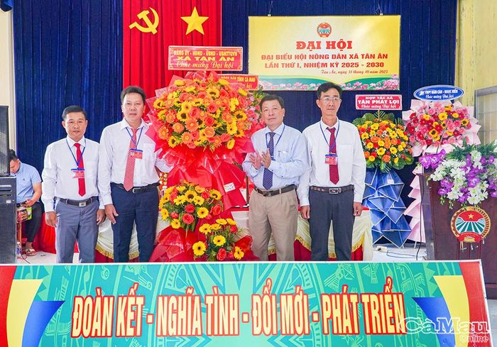Đồng chí Đoàn Trường Giang (thứ 2, bên phải), Bí thư Đảng ủy, Chủ tịch HĐND xã, tặng hoa chúc mừng đại hội.