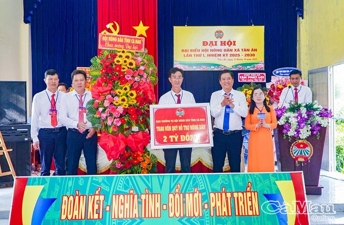 Đồng chí Đỗ Hoàng Tuấn trao bảng tượng trưng Quỹ Hỗ trợ nông dân cho Hội Nông dân xã Tân Ân với số tiền 2 tỷ đồng.