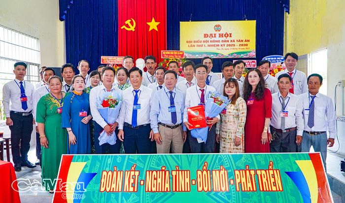 Lãnh đạo Hội Nông dân tỉnh, lãnh đạo xã Tân Ân tặng hoa và chụp ảnh lưu niệm cùng Ban Chấp hành, Ban Thường vụ Hội Nông dân xã Tân Ân.