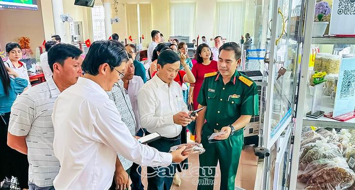 Đại biểu tham quan mô hình “Phiên chợ số cộng đồng”.   
