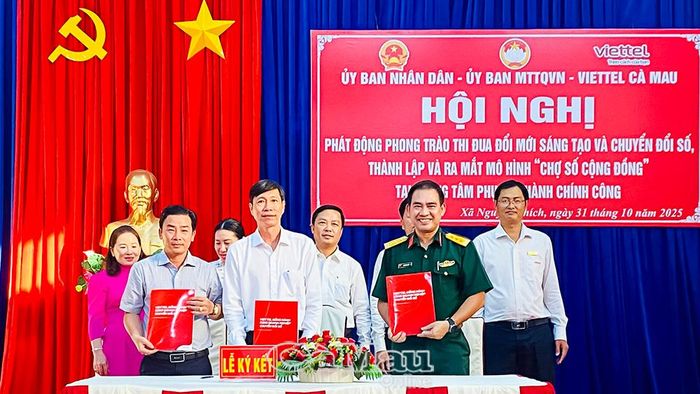 UBND xã, Uỷ ban MTTQ Việt Nam xã Nguyễn Phích và Viettel Cà Mau thực hiện nghi thức ký kết chuyển đổi số.