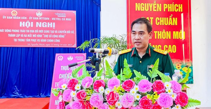 Ông Phạm Văn Phúc, Phó Giám đốc Khách hàng doanh nghiệp, Viettel Cà Mau, cam kết cung cấp dịch vụ viễn thông, Internet và giải pháp chuyển đổi số nông nghiệp, thương mại điện tử cho người dân xã Nguyễn Phích.