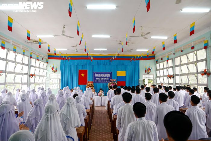 Tòa thánh Tây Ninh thường xuyên mở các khóa Hạnh Đường để phổ biến pháp luật của Đảng, Nhà nước tới tín đồ.