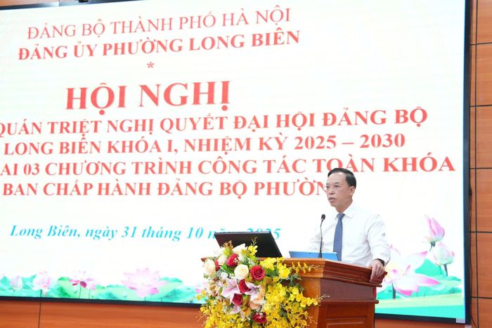 Bí thư Đảng ủy, Chủ tịch HĐND phường Long Biên Nguyễn Mạnh Hà truyền đạt Nghị quyết Đại hội Đảng bộ phường Long Biên lần thứ I. Ảnh: Hiền Lương