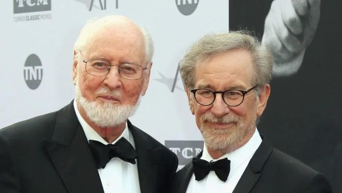 Đạo diễn Steven Spielberg (phải) và nhà soạn nhạc John Williams