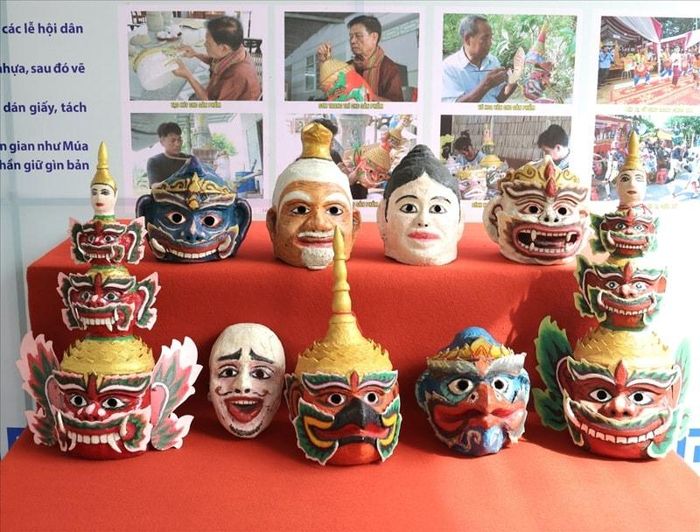 Mão và mặt nạ là sản phẩm thủ công truyền thống gắn bó mật thiết với đời sống văn hóa, nghệ thuật của đồng bào Khmer Nam Bộ. Ảnh: BDT
