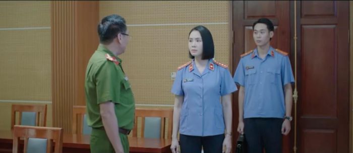 Các lãnh đạo tỉnh Việt Đông thảo luận về vấn đề nhân sự.
