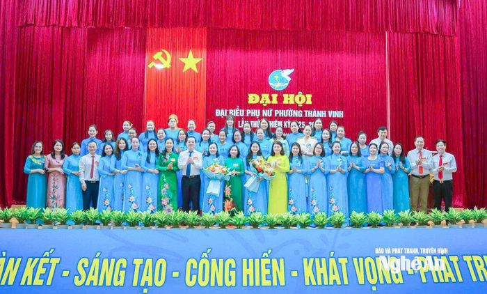Lãnh đạo Hội LHPN tỉnh và phường Thành Vinh tặng hoa chúc mừng Ban Chấp hành Hội LHPN phường Thành Vinh nhiệm kỳ 2025 - 2030. Ảnh: CSCC