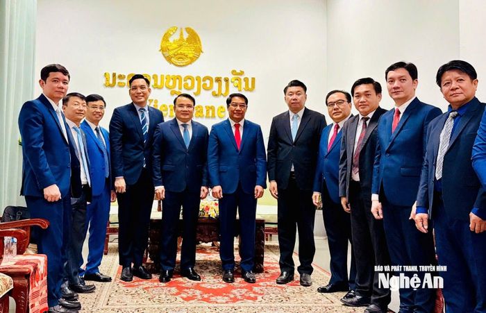 Đoàn công tác tỉnh Nghệ An chụp ảnh lưu niệm với lãnh đạo Thủ đô Viêng Chăn. Ảnh Phạm Quỳnh