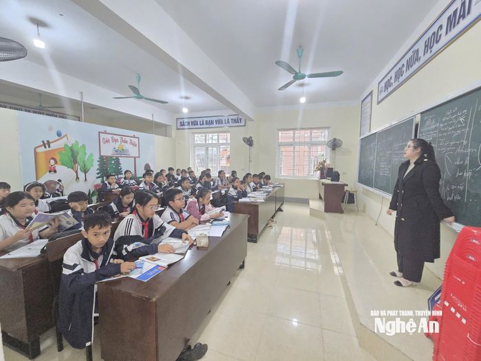 Học sinh học chật chội trong phòng đọc. Ảnh: Mỹ Hà