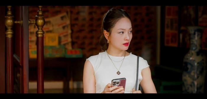 Phân cảnh "tiểu tam" Linh đứng lặng dưới mưa, nhìn Mỹ Anh được chồng đưa đón tận nơi (Ảnh: NSX). 