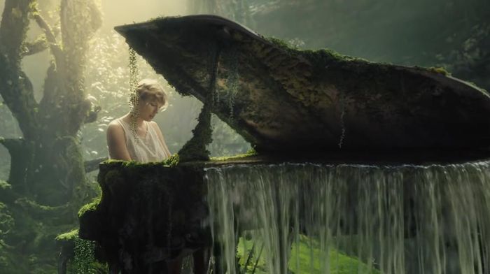 Taylor Swift dịu dàng trong MV “Cardigan”