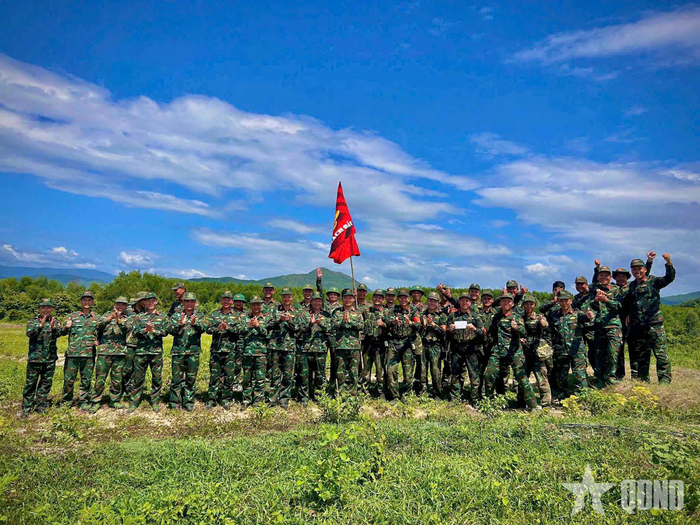 Đại úy Chu Văn Đông (ngoài cùng bên phải) cùng đội tuyển Quân đoàn 12 giành chức vô địch Quân khu số 1 - Thách đấu năm 2025. 
