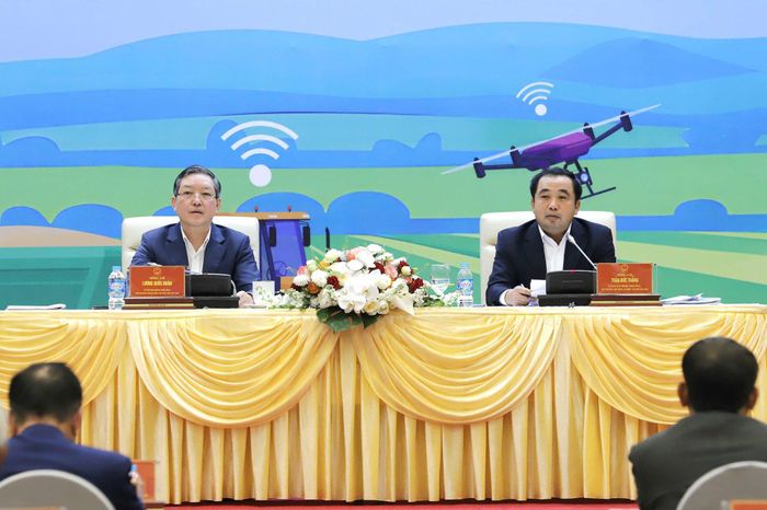 Chủ tịch Trung ương Hội Nông dân Việt Nam (bên trái) và Bộ trưởng Bộ Nông nghiệp và Môi trường (bên phải) trả lời các ý kiến của nông dân tại diễn đàn