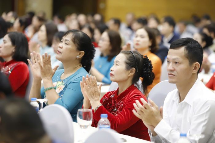 Các đại biểu và nông dân dự diễn đàn sáng 2-11