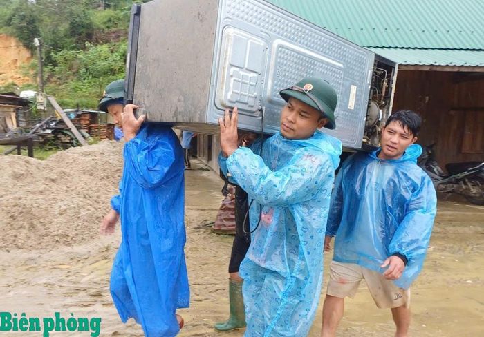 Trước nguy cơ sạt lở ở thôn A Ting (xã Hùng Sơn), Đồn Biên phòng Ga Ry hỗ trợ người dân di dời tài sản tới nơi an toàn. Ảnh: Trúc Hà