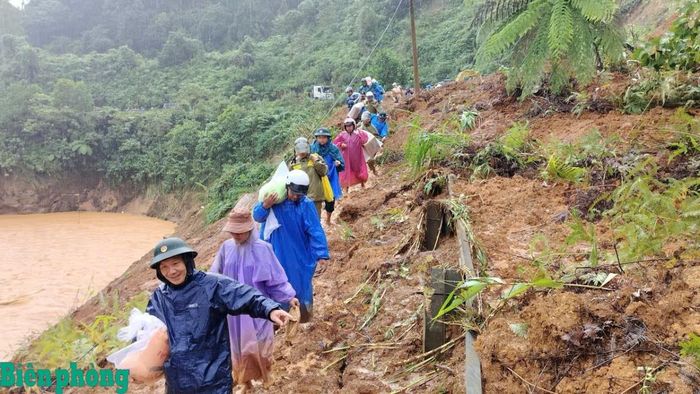 Đồn Biên phòng A Nông, chính quyền địa phương và lực lượng chức năng vượt núi tiếp tế cho nhân dân thôn A Têếp. Ảnh: Trúc Hà