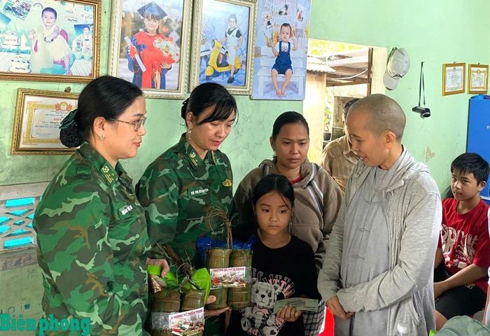 Hội Phụ nữ BĐBP thành phố Đà Nẵng trao hỗ trợ bánh tét, lương khô, tiền mặt cho người dân xã Thăng An. Ảnh: Trúc Hà