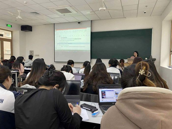Hiện nay, phần lớn sinh viên sử dụng các thiết bị điện tử để phục vụ việc học và tra cứu tài liệu. Ảnh: Tú Anh