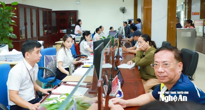 Cán bộ, công chức phường Thành Vinh làm việc tại Trung tâm Phục vụ hành chính công. Ảnh: Thành Duy