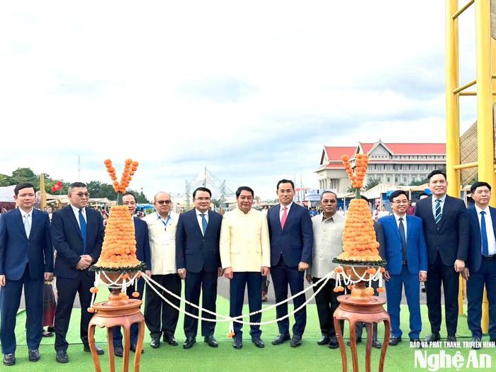 Đoàn công tác tỉnh Nghệ An chụp ảnh với các đoàn địa phương tham dự Lễ hội Thạt Luổng. Ảnh: Vân Anh