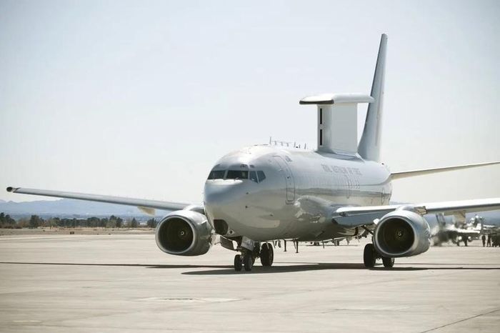 Kết hợp giữa khung thân Boeing 737 và công nghệ radar tiên tiến, E-7 Wedgetail khẳng định vị thế máy bay cảnh báo sớm hàng đầu thế giới. Ảnh: Army Recognition