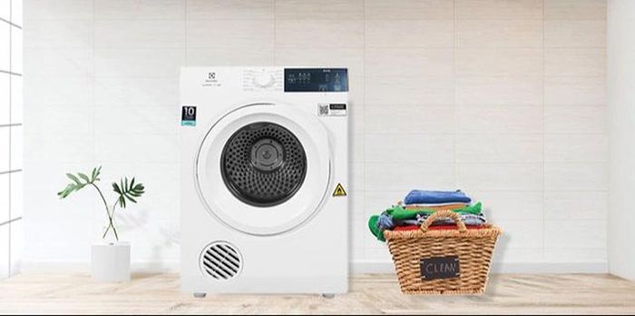 Trước khi cho áo quần vào máy sấy, bạn cần đảm bảo quần áo đã được giặt sạch sẽ hoàn toàn. Đồng thời, quần áo nên vắt khô ráo hết nước, tránh tình trạng nhỏ giọt.