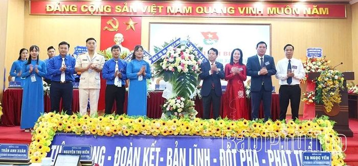 Lãnh đạo xã Hy Cương tặng hoa chúc mừng Đại hội