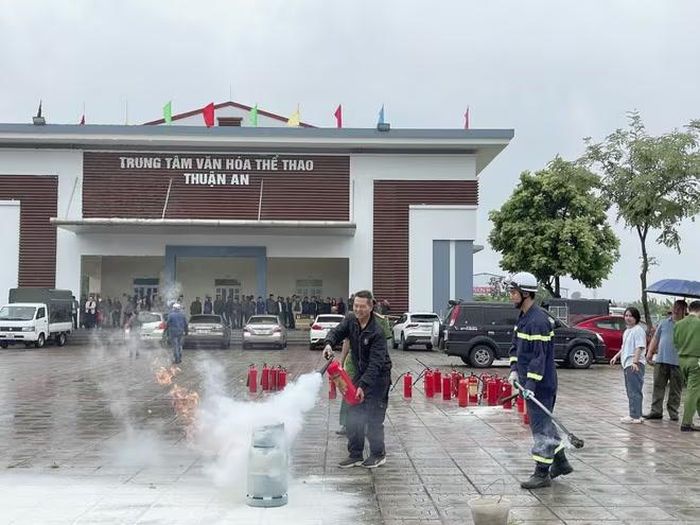 Hướng dẫn học viên thực hành sử dụng bình chữa cháy hiệu quả, an toàn