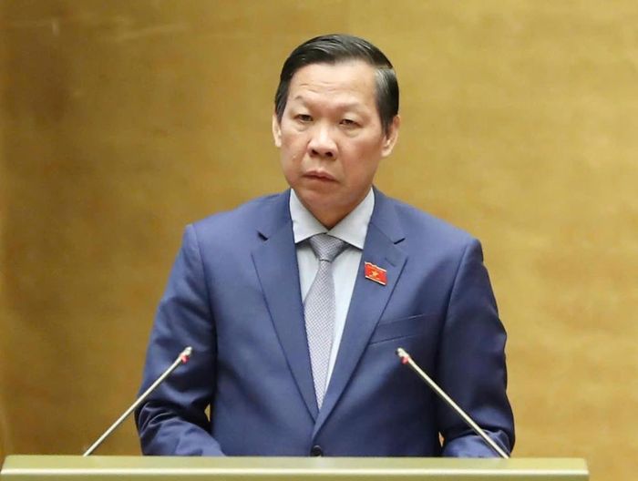 Chủ nhiệm Ủy ban Kinh tế và Tài chính của Quốc hội Phan Văn Mãi trình bày báo cáo thẩm tra. Ảnh: Quang Vinh.