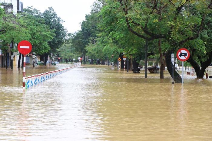 Đường Trần Hưng Đạo, phường Phú Xuân vẫn còn ngập sâu. Ảnh: Nguyên Lý - TTXVN