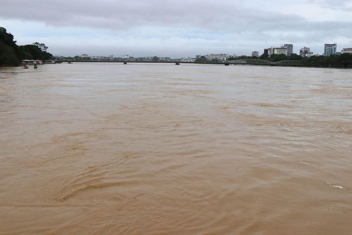 Mực nước trên sông Hương đang xuống dần nhưng vẫn ở mức cao trên báo động 3 chiều 3/11. Ảnh: Nguyên Lý - TTXVN