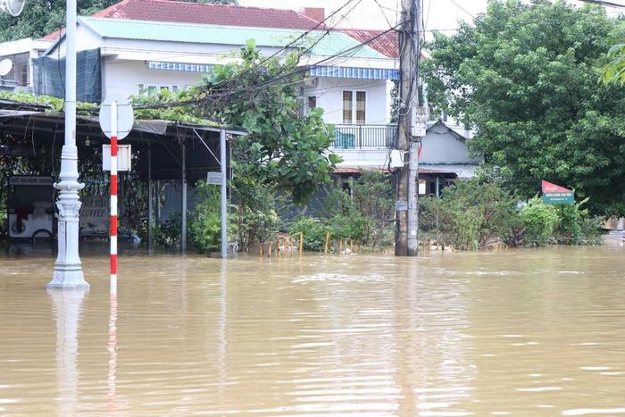 Đường Tôn Thất Tùng, phường Thuận Hóa vẫn còn ngập sâu. Ảnh: Nguyên Lý - TTXVN