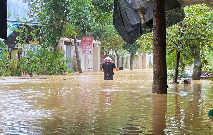 Nhiều ngôi nhà ở phường Kim Long vẫn bị ngập sâu. Ảnh: Nguyên Lý - TTXVN