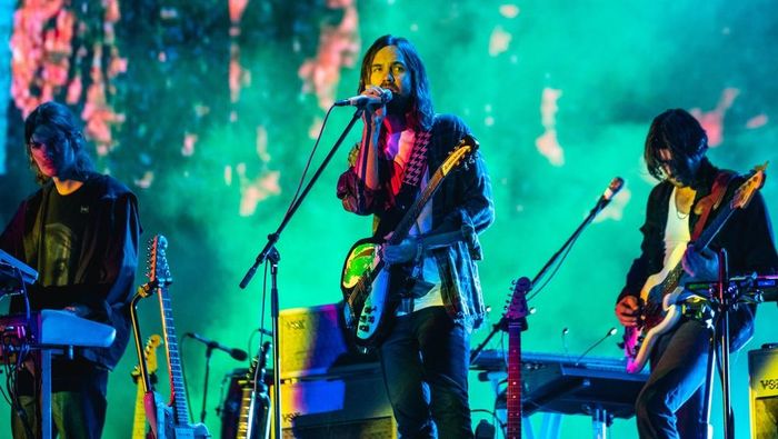 Kevin Parker (giữa) biểu diễn với các thành viên ban nhạc sống Tame Impala tại Flow Festival 2019