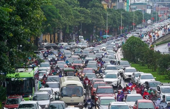  Xe cộ tê liệt tại các cửa ngõ ở Hà Nội ngày 3-11 vì mưa rét. Ảnh: MXH 