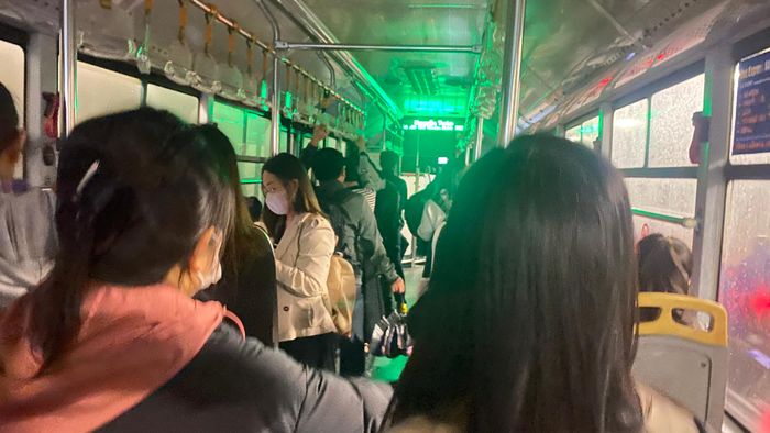  Người dân chen chúc trên xe buýt vì trời mưa rét, ngày 3-11. Ảnh: PHÚC HẬU 