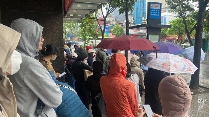  Nhiều người đứng chờ xe buýt buổi sáng 3-11 tại Bến xe Kim Mã (Hà Nội). Ảnh: PHÚC HẬU 