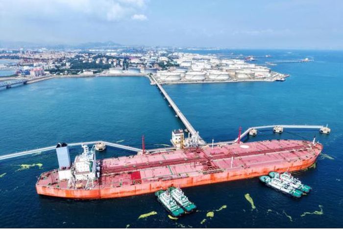 Một tàu chở dầu đang dỡ dầu thô nhập khẩu ở miền đông Trung Quốc. Ảnh: Cfoto
