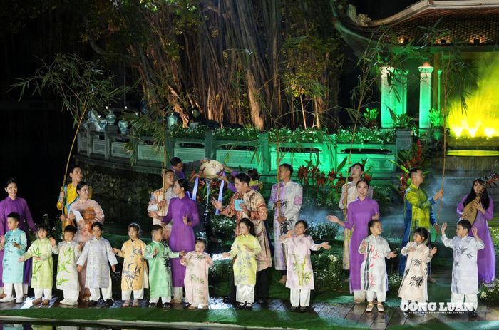 Bộ sưu tập “Tre xanh Huế” của NTK Công Huân đưa khán giả trở về làng quê yên bình, nơi bóng tre và tiếng hò mái đẩy nuôi dưỡng tâm hồn người Việt. Trẻ em Huế xuất hiện cùng người mẫu trong trang phục tím đậm, tạo nên điểm nhấn mộc mạc, hồn hậu.