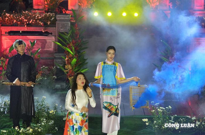 Bộ sưu tập “Áo dài về cảnh quan Ninh Bình” với gam màu xanh trời, hình ảnh bó lúa, con thuyền, cánh diều như bản tình ca đồng quê giữa non nước Tràng An.