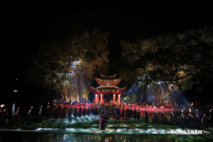 Chương trình mang đến nhiều cảm xúc cho người xem, không chỉ là phần trình diễn thời trang đơn thuần mà còn mang ý nghĩa kết nối giữa các di sản Việt Nam, góp phần phát huy giá trị di tích Văn Miếu – Quốc Tử Giám, trở thành không gian văn hóa – nghệ thuật sáng tạo nổi bật của Thủ đô.