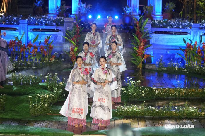 Với hiệu ứng ánh sáng và không gian thơ mộng của di tích, mỗi phần trình diễn áo dài là một câu chuyện kể khác nhau về sức sống của áo dài Việt Nam và các làng nghề truyền thống của ba cố đô Hà Nội – Huế – Ninh Bình, cùng sắc màu văn hóa Tây Nguyên.