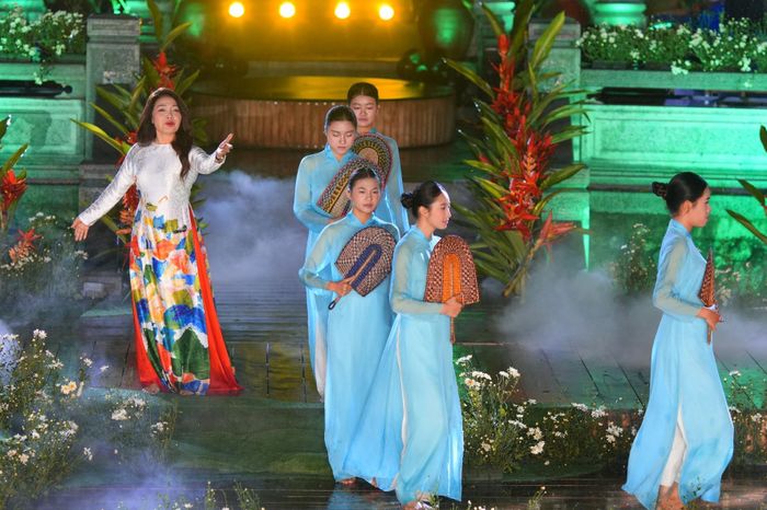 Nhiều bộ sưu tập áo dài đặc sắc khác thu hút sự chú ý của công chúng Thủ đô và du khách.