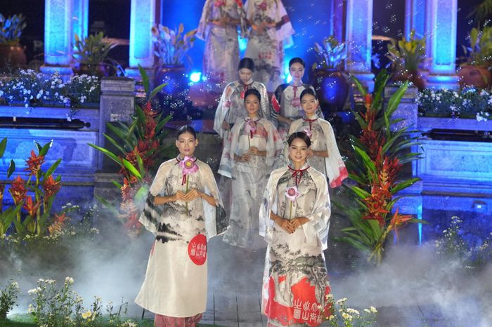 Trình diễn áo dài kết hợp biểu diễn âm nhạc mang đến không gian nghệ thuật đậm đà bản sắc dân tộc Việt.